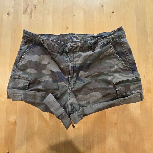 Time & Tru Shorts Stretch Camouflage Camo Womens Size 12 - Picture 1 of 5